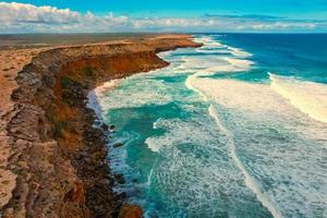 große australische bucht, klippen der venusbucht, sa. Der wilde Ozean auf der einen Seite schlägt auf die Klippen ein, während auf der anderen Seite eine unberührte Bucht geschützt ist. foto
