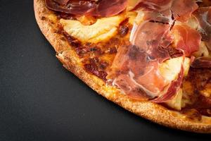 Pizza mit Prosciutto oder Parmaschinken Pizza foto