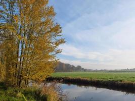 Herbstzeit am Fluss foto