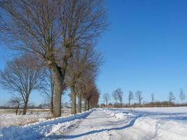 Winterzeit in einem deutschen Dorf foto