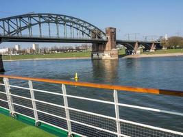 der rhein bei köln in deutschland foto