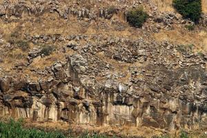 Felsen und Klippen in den Bergen im Norden Israels. foto