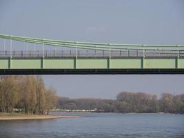 der rhein bei köln in deutschland foto