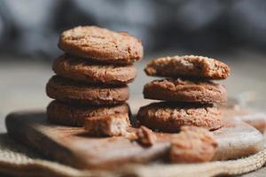 kekse auf hölzernem und dunklem hintergrund, köstlicher süßer dessertplätzchen-snack, kekse schokolade foto