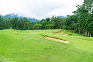 Grün mit Sandbunkern auf dem Golfplatz foto