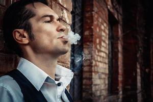 Nahaufnahme eines Mannes, der im Freien raucht. foto