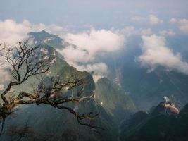 schöne aussicht vom berg tianmen mit klarem himmel in der stadt zhangjiajie china. berg tianmen das reiseziel der stadt hunan zhangjiajie china foto