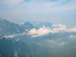 schöne aussicht auf den berg tianmen mit klarem himmel in der stadt zhangjiajie china. der berg tianmen das reiseziel der stadt hunan zhangjiajie china