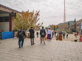 zhangjiajie.china - 15. oktober 2018. unbekannte touristen, die zum tianmen-tempel auf dem tianmen-berg in zhangjiajie china gehen foto