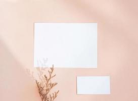 Flache Lage der Branding Identity Business Name Card auf gelbem Hintergrund mit Blume, minimalem Licht- und Schattenkonzept für Design foto