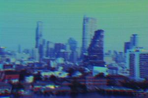Blick auf moderne Gebäude und Stadtbildhintergrund mit digitalem Glitch-Effekt foto