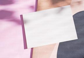 Flache Lage der Markenidentität leere Postkarte auf rosa Hintergrund mit Licht und Schatten aus der Blätterbotanik, minimales Konzept für Design
