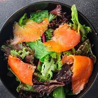 lachs salat roter fisch vorspeise frisch gericht gesund mahlzeit essen snack diät auf dem tisch kopie raum essen hintergrund rustikal draufsicht keto oder paleo diät vegetarisch vegetarisches essen kein fleisch foto