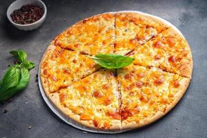 käsige pizza käsegericht gesunde mahlzeit essen snack auf dem tisch kopierraum lebensmittelhintergrund foto