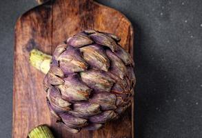 artischocke frische pflanze gericht gesunde mahlzeit essen snack diät auf dem tisch kopie raum essen hintergrund rustikale draufsicht keto oder paleo diät veggie foto