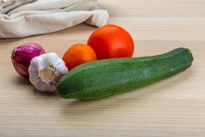 zucchini auf hölzernem hintergrund foto