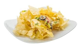 Nachos auf dem Teller und weißem Hintergrund foto