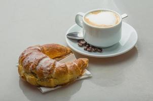 Cappuccino auf weißem Hintergrund foto