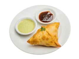 Samosa auf dem Teller und weißem Hintergrund foto