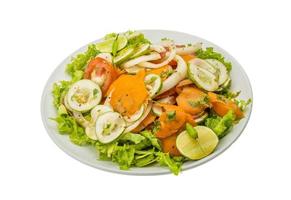 Gurkensalat auf dem Teller und weißem Hintergrund foto