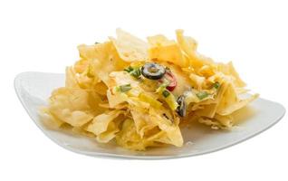 Nachos auf dem Teller und weißem Hintergrund foto