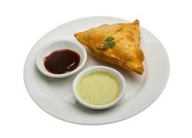 Samosa auf dem Teller und weißem Hintergrund foto