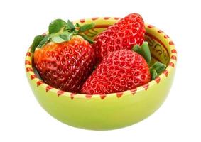 Erdbeere in einer Schüssel auf weißem Hintergrund foto