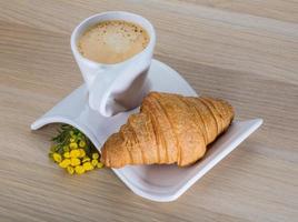 Kaffee mit Croissant foto