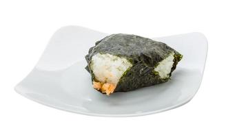 Japan Reisbällchen mit Lachs auf dem Teller und weißem Hintergrund foto