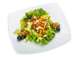 Krakensalat auf dem Teller und weißem Hintergrund foto