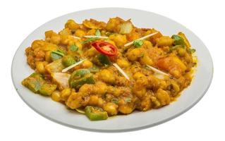 Channa Masala auf dem Teller und weißem Hintergrund foto