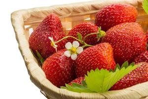 Reife Erdbeere in einem Korb auf weißem Hintergrund foto