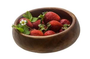 Reife Erdbeere in einer Schüssel auf weißem Hintergrund foto