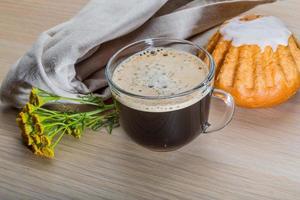 Kaffee mit Brötchen foto