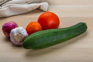 zucchini auf hölzernem hintergrund foto