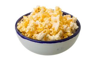 Popcorn in einer Schüssel auf weißem Hintergrund foto