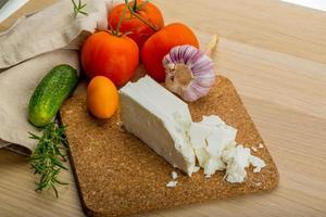 feta-käse auf holzbrett und holzhintergrund foto