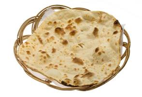 Plain Naan in einem Korb auf weißem Hintergrund foto