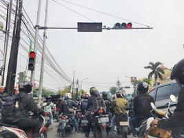 west java, indonesien im juli 2022. viele motorradfahrer halten an ampeln foto