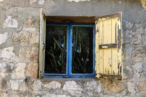 haifa israel 19. mai 2019. kleines fenster an der fassade eines wohnhauses. foto