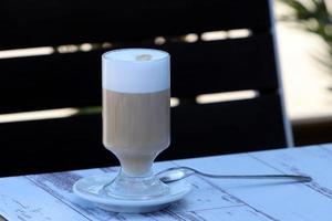 Heißer Kaffee auf dem Tisch in einem Restaurant. foto