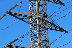 elektrische Leitungen, die Hochspannungsstrom führen. foto