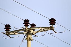 elektrische Leitungen, die Hochspannungsstrom führen. foto