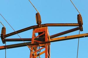 elektrische Leitungen, die Hochspannungsstrom führen. foto