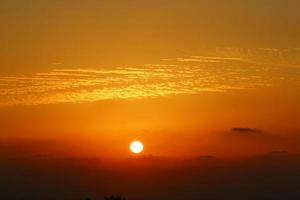 die sonne geht unter dem horizont am mittelmeer im norden israels unter. foto