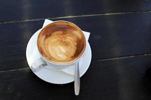 Heißer Kaffee auf dem Tisch in einem Restaurant. foto