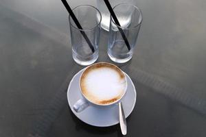 Heißer Kaffee auf dem Tisch in einem Restaurant. foto