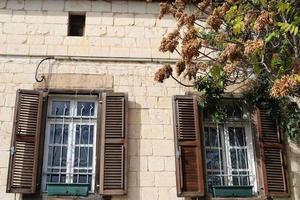 haifa israel 19. mai 2019. kleines fenster an der fassade eines wohnhauses. foto