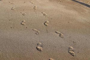 Fußspuren im Sand am Ufer des Mittelmeers. foto