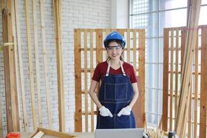 Tischlerschleifen von Tischlerprodukten mit Schnitzereien, Veredelung von Holzarbeiten in der Tischlerei foto